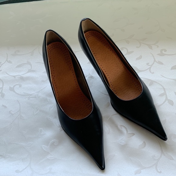 5 Pairs of very cute ladies shoes - Picture 2 of 16